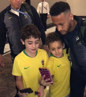 Com Neymar de visual novo, Seleção é recebida com festa em Samara