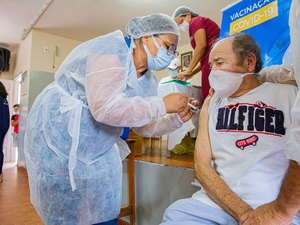 Idosos acima de 85 anos de Arapiraca devem ser vacinados em domicílio