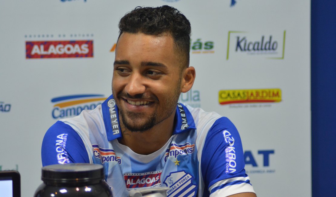 CSA apresenta atacante Robinho e libera mais um jogador do elenco