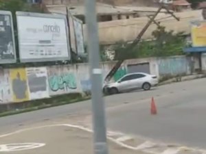 Área da av. Comendador Gustavo Paiva é isolada após acidente