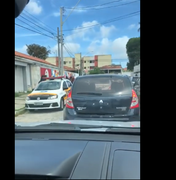 Motorista flagra agente de trânsito na contramão e o denuncia por agressão