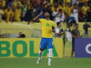 Vinícius Jr. brilha em goleada brasileira sobre Chile no Rio