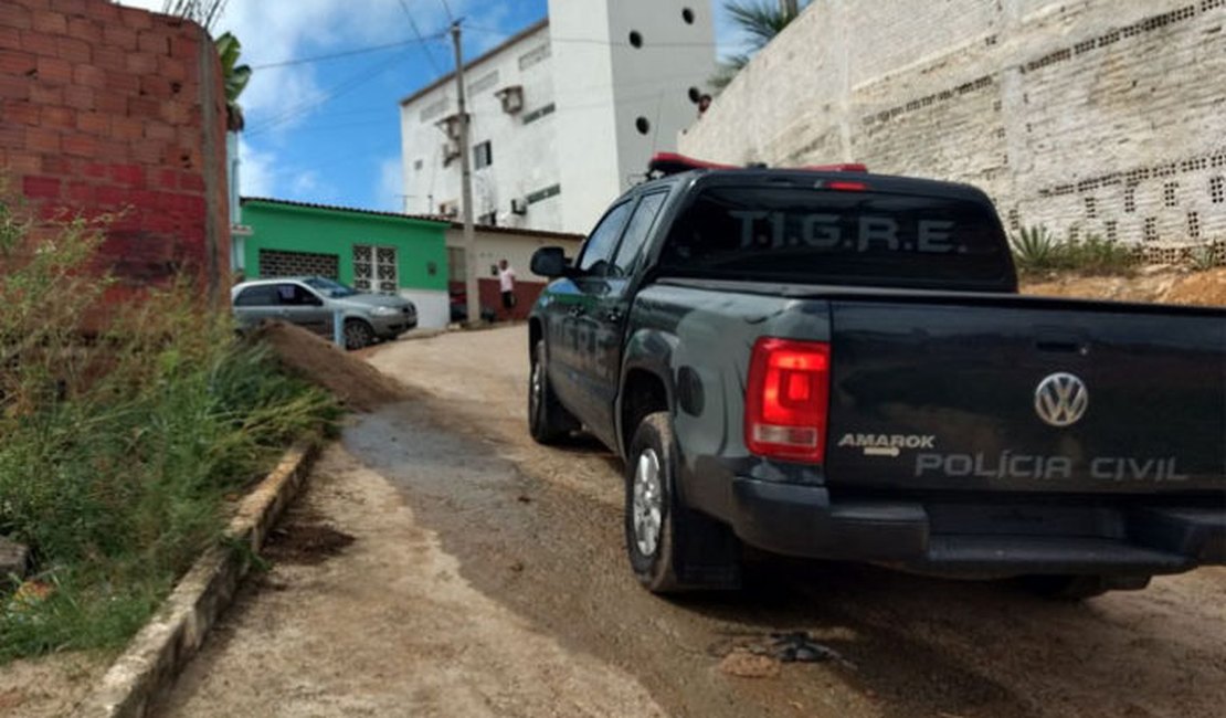 Homem de 31 anos é preso por suposto tráfico de drogas no Santos Dumont em Maceió