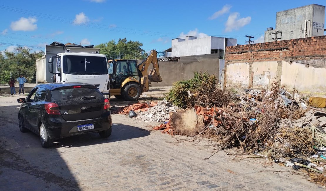 Prefeitura retira entulhos de terreno que era utilizado para descarte irregular de lixo e consumo de drogas