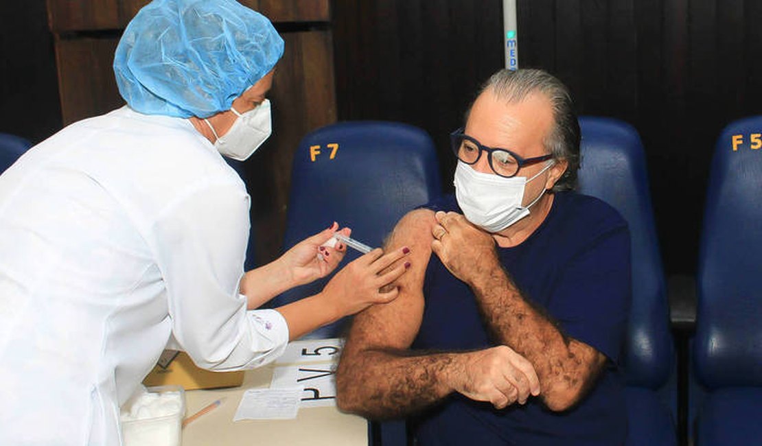 Tony Ramos recebe a 2ª dose da vacina contra a covid-19