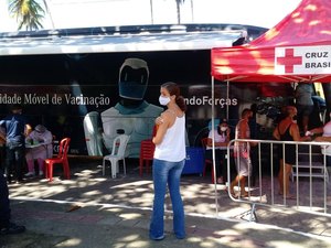 Ônibus da Vacina registra grande procura por moradores de Riacho Doce