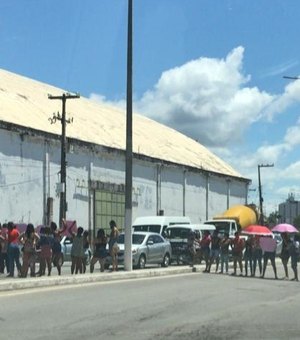 Familiares de presos bloqueiam ruas no Jaraguá, em Maceió