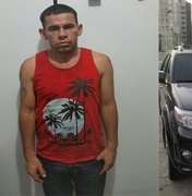 Homem é preso após ser flagrado dormindo em carro roubado de empresário