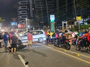 Motorista atravessa cruzamento e colide em motociclista na Jatiúca