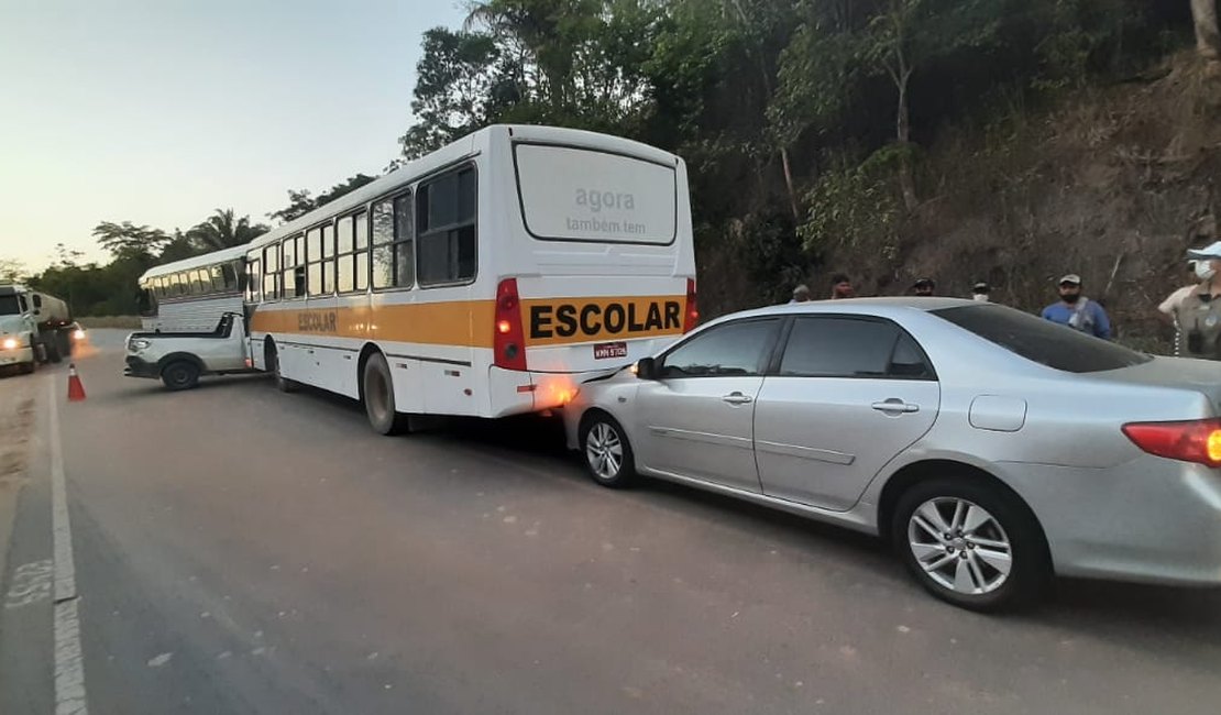 Carro fica esmagado entre dois ônibus durante engavetamento em Campo Alegre