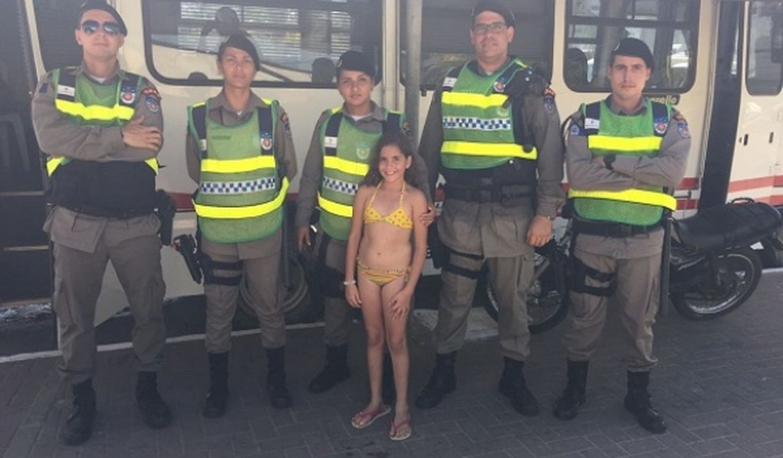 Polícia Militar encontra criança perdida na praia da Ponta Verde