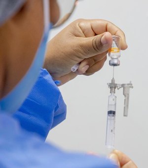 Vacinação para trabalhadores de saúde a partir de 35 anos começará amanhã (13)
