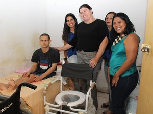 Pacientes com necessidades especiais são contemplados com cadeiras de rodas