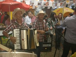 [Vídeo] Forró pé de serra e muita comida típica fazem a festa no Arraiá do Coringa