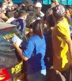 [Vídeo] Prisão de entregador que atirou capacete em viatura da SMTT gera tumulto no Centro de Arapiraca
