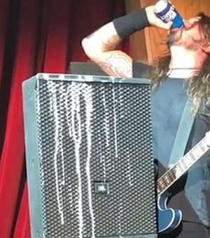 Vídeo: vocalista do Foo Fighters vira lata de cerveja e cai do palco durante show