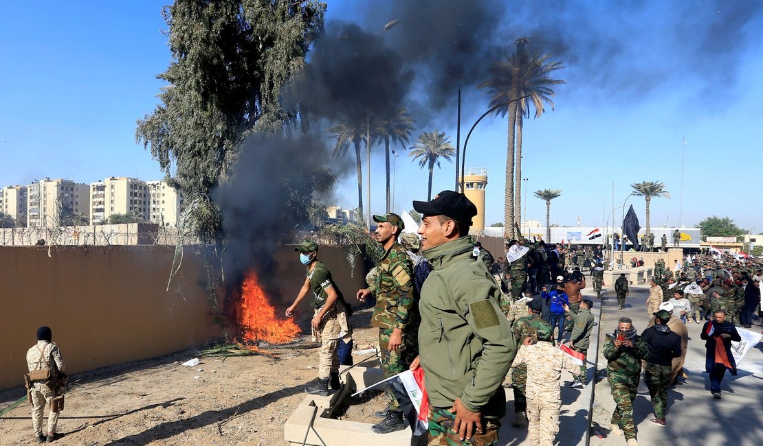 Manifestantes tentam invadir embaixada dos EUA no Iraque