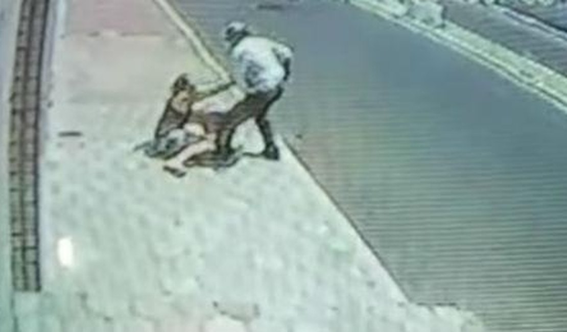 [Vídeo] Mulher de vereador é morta a facadas na porta de casa