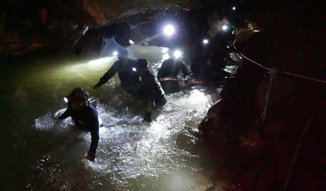 Morre mergulhador que salvou 12 crianças de gruta na Tailândia