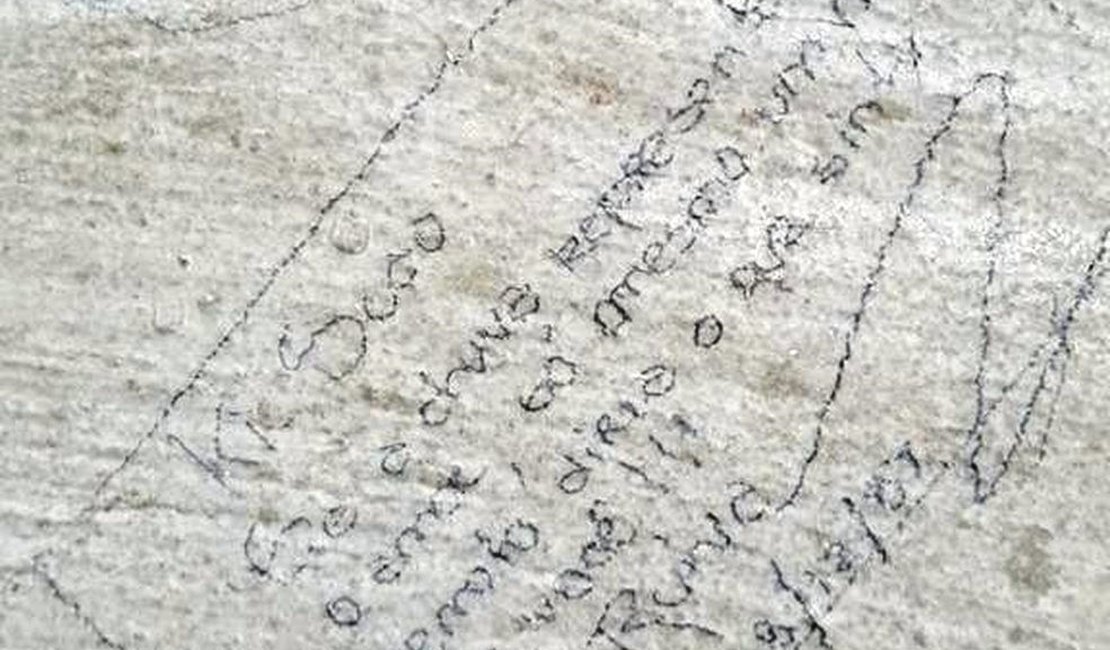 Declaração de amor escrita há 40 anos é descoberta em parede de escola