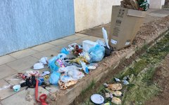 Lixo acumula na frente das casas e em terreno porque coleta não passa
