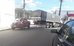 Caminhão colide contra caminhonete na Ladeira do Claudionor