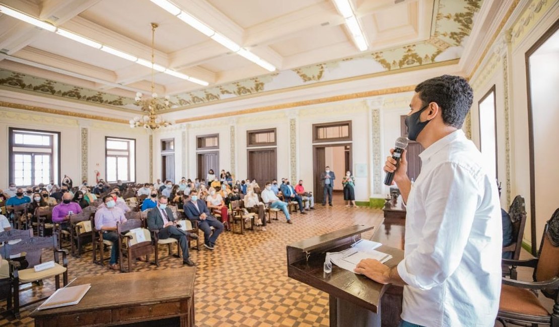Prefeito JHC nomeia servidores selecionados através de banco de currículos