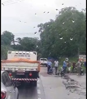 Popular flagra acidente envolvendo motociclista na BR-316, em Satuba