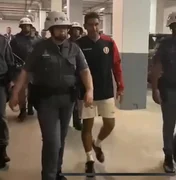 Preparador físico do Universitario é preso em flagrante por racismo em jogo contra o Corinthians