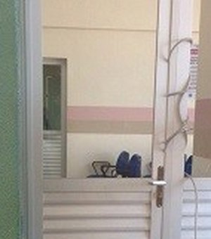 Acompanhante de paciente quebra portas de hospital