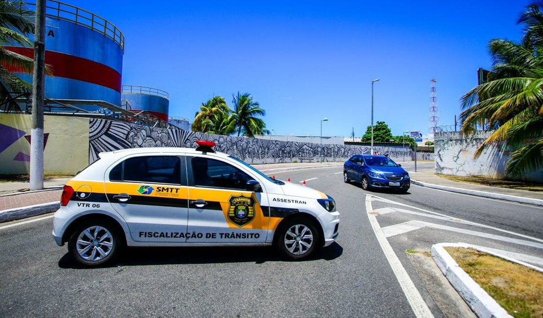Jovens em motocicleta são presos após ameaçar atropelar pessoas, em Delmiro Gouveia
