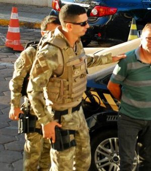 Battisti desembarca em São Paulo depois de ser solto pela Justiça