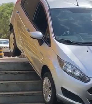 [Vídeo] Homem tenta descer escada em carro em supermercado na capital