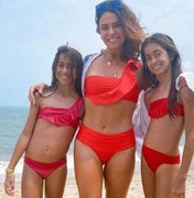 Giovanna Antonelli combina look com as filhas gêmeas em dia de praia e corpão impressiona