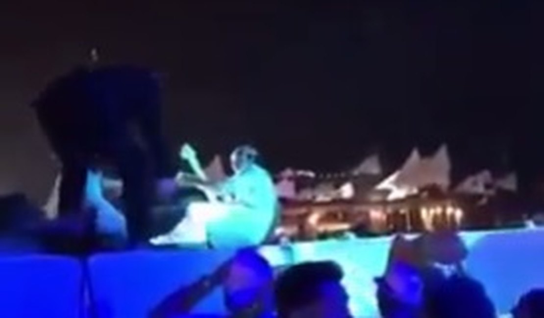 Bell Marques, fã e segurança caem em palco durante festa de Réveillon em Maceió