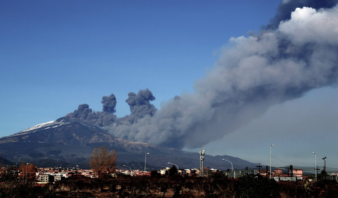 Vulcão Etna expele cinzas e provoca tremores na Itália