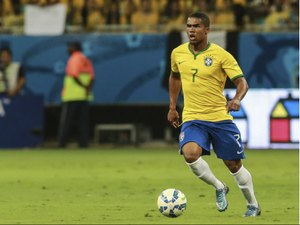 Douglas Costa faria concessões pensando em retorno ao Grêmio