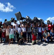 Alunos de escola pública participam de mutirão de limpeza na Praia de Maragogi