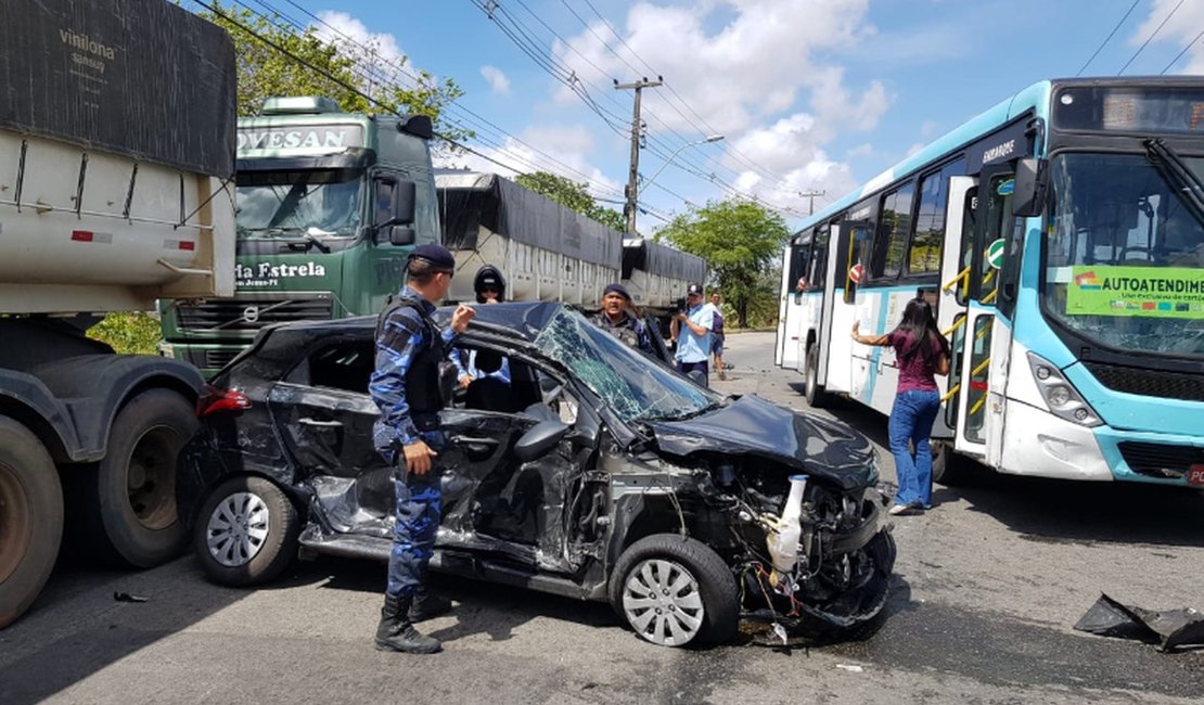 Apresentador de TV fica preso a ferragens de carro após acidente em avenida de Fortaleza