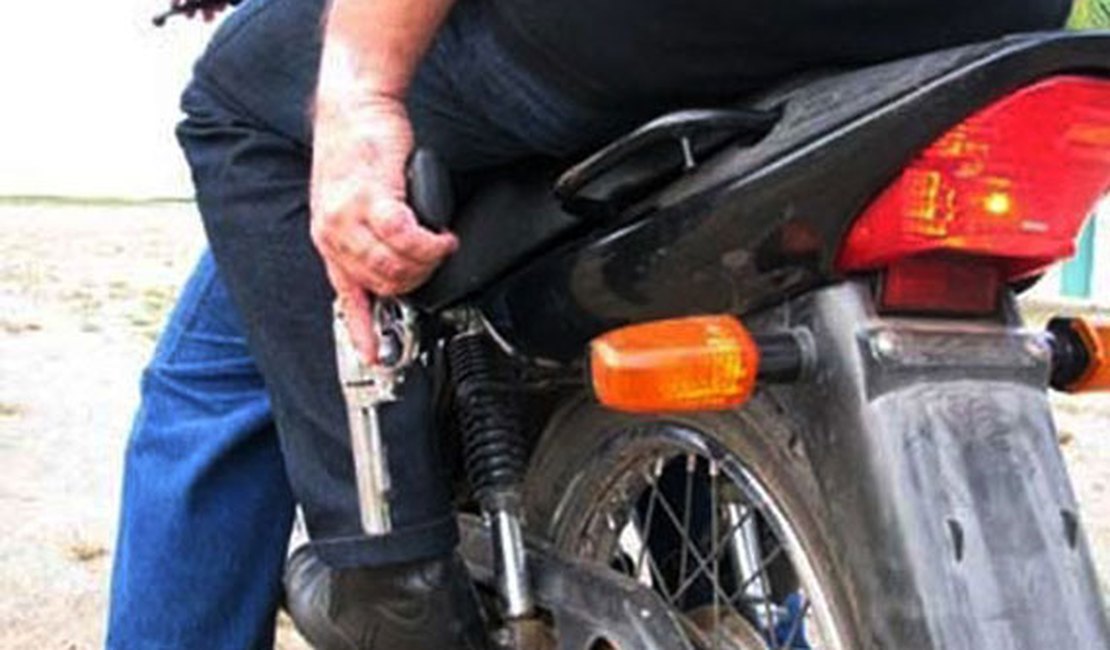 Mulher tem moto roubada por quatro homens armados em duas motocicletas em Arapiraca