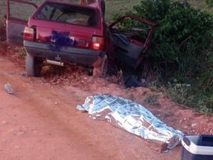 Mulher morre após bater o carro em coqueiro no município de Piaçabuçu