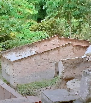 Fortes chuvas derrubam casas no sitio São Jorge, em Maceió