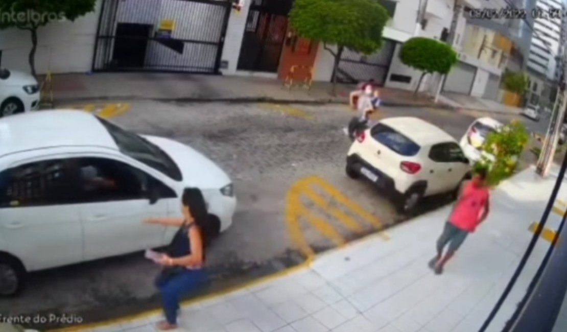 Vídeo flagra assalto após perseguição em rua na Ponta Verde