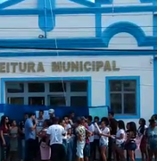 [Vídeo] Estudantes impedem entrada de funcionários na Prefeitura de Pão de Açúcar