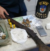 Polícia flagra traficante vendendo drogas na porta de residência na Santa Lúcia