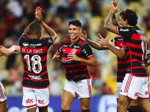 Flamengo vence São Paulo e assume liderança do Brasileirão pela primeira vez em mais de três anos