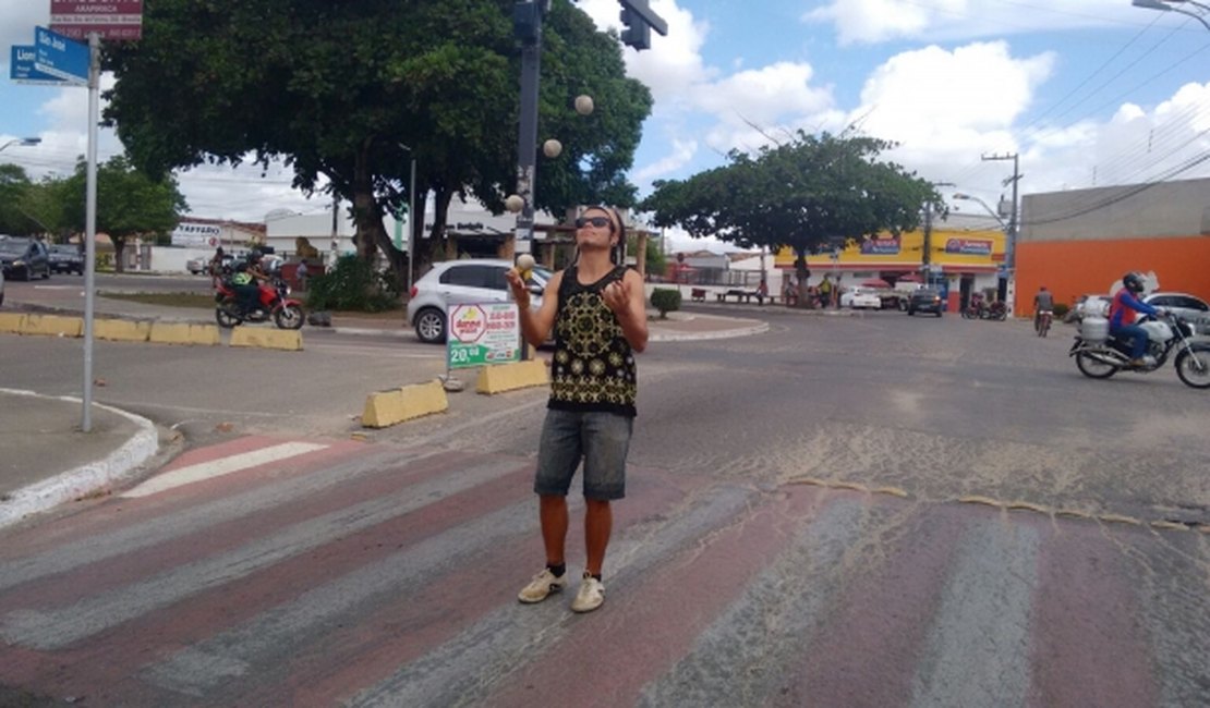 Malabaristas se apresentam nos semáforos de Arapiraca