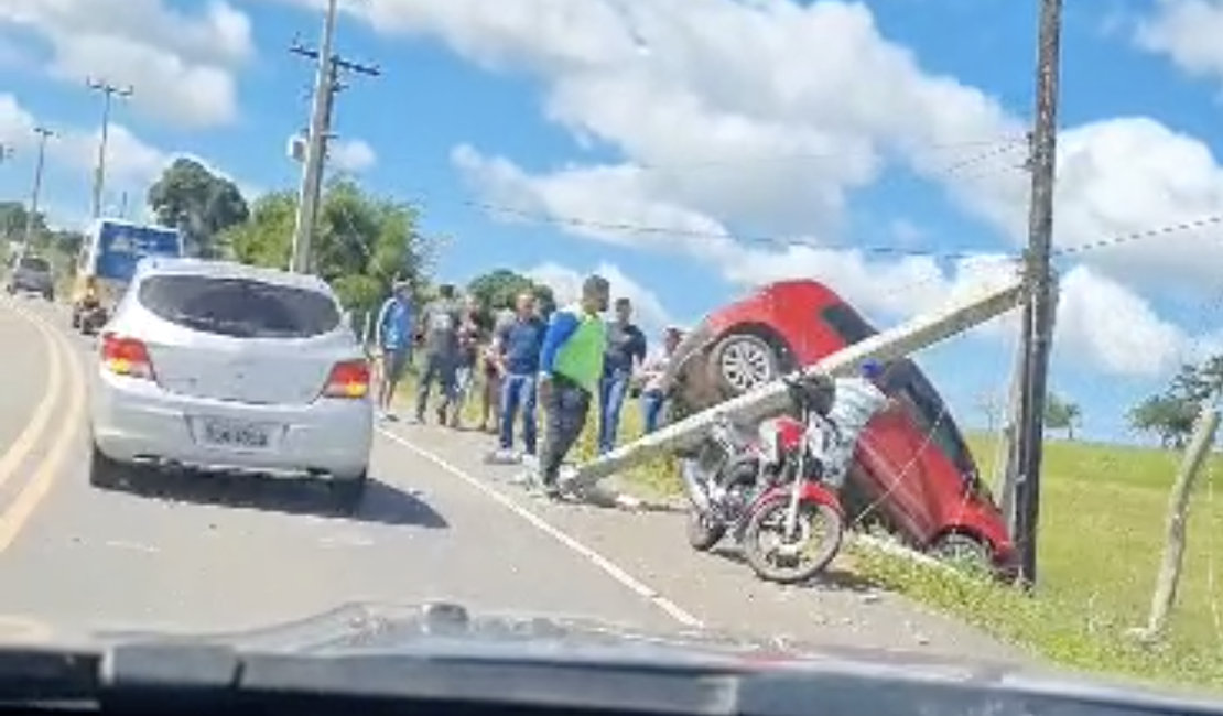 Motorista perde o controle e colide com poste no Sítio Poção, em Arapiraca