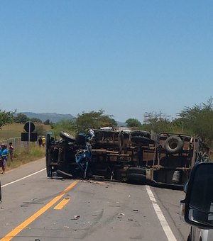 Acidente envolvendo veículo do Ifal e caminhão deixa quatro feridos na BR-316