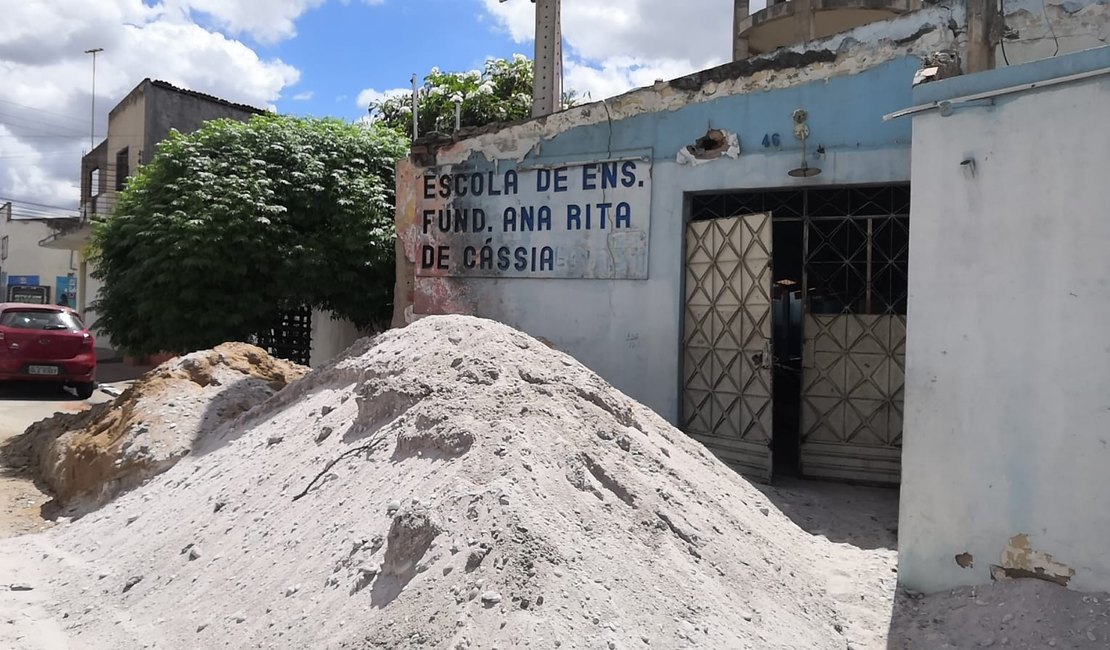 Obra de escola é abandonada e causa risco de atropelamento e transtornos em Arapiraca